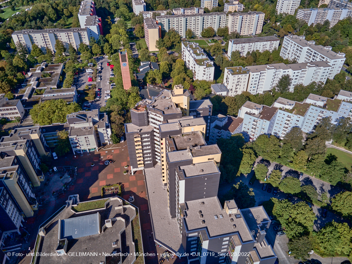 23.09.2022 - Karl-Marx-Ring 53-53c und Studentenwohnheim und Marx-Zentrum in Neuperlach